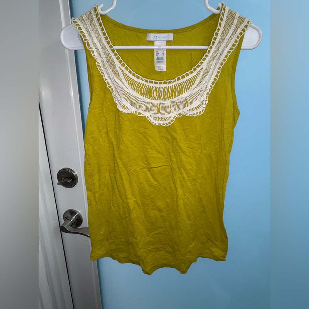 Like new womens Liz Wear Chartreuse crochet lace collared flowy tank top!
